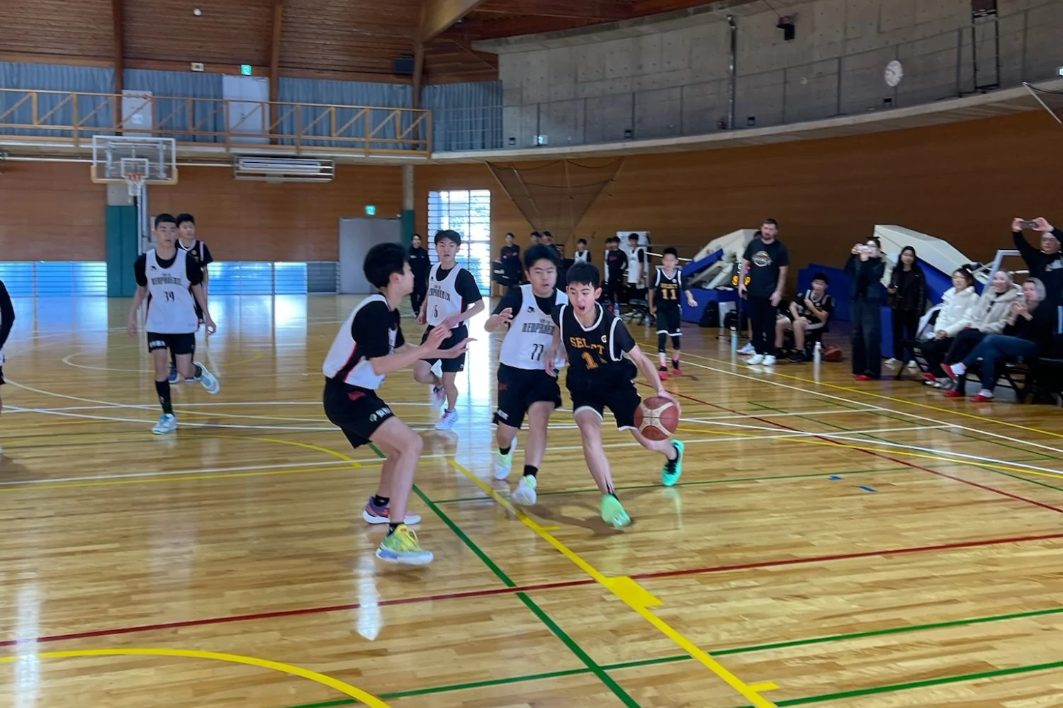 ドライブする選手