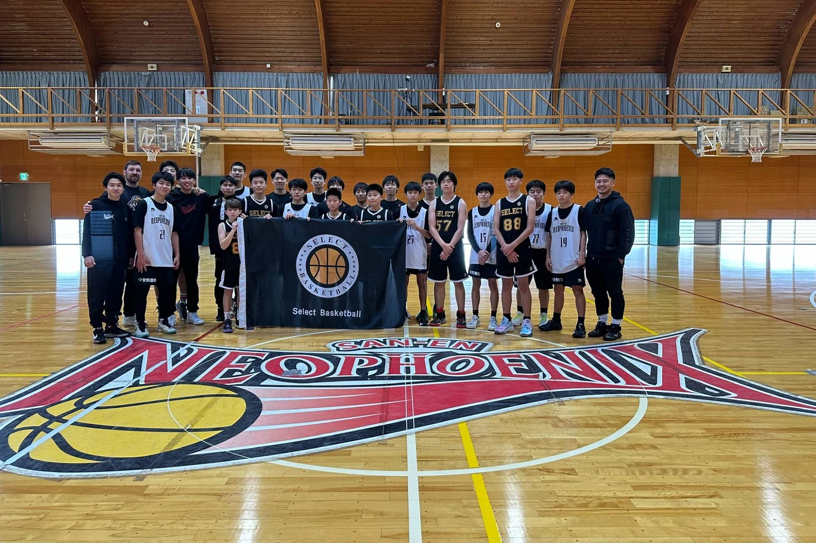 海外クラブとBリーグユースの集合写真